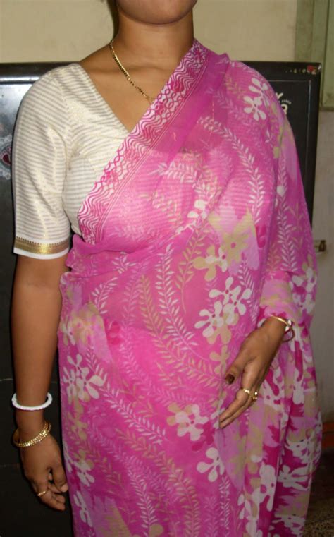 Sexy Aunty Stripping Off Saree N Showing Hot Cleavage Pics Housewife Fucked