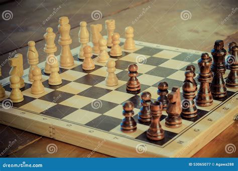 Jeu D échecs Réglé Avec Les Pièces D échecs En Bois Image stock Image