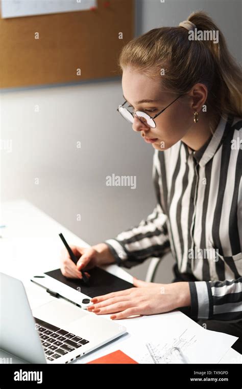 Dessin De Fille Blonde A Lunettes Banque De Photographies Et Dimages Haute R Solution Page