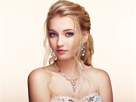 Fille Blonde Avec De Longs Et Brillants Cheveux Bouclés Image stock Image du yeux mode 103405863