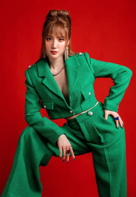 Rũ bỏ danh xưng hot girl đi hát CEO vừa tậu xe tỷ phá cách với gu thời trang biến hóa