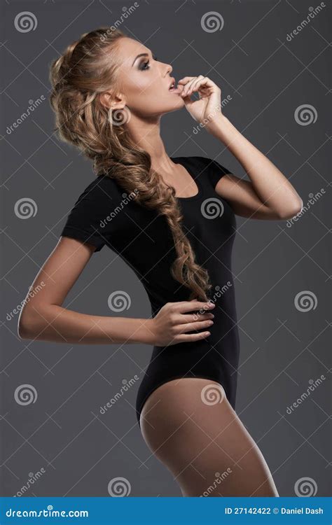 Entzückende Und Dünne Blonde Frau Angainst Dunkelheit Aufwirft Stockfoto Bild von leute