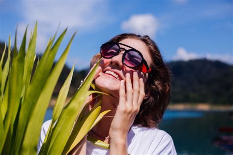 Fit Femme En Chemise Et Bikini En Vacances En Tha Lande Photo Gratuite