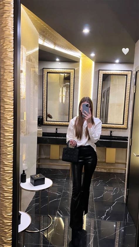 Pin by 𝓰𝓵𝓪𝓶𝓸𝓾𝓻💄 on manner’ | Fashion design clothes, Classy outfits ...