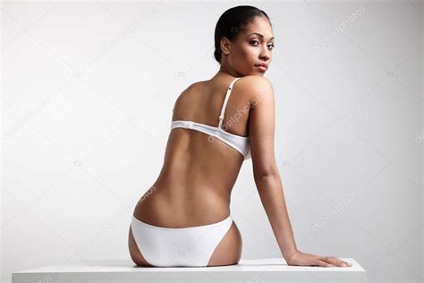 Les Femmes Noires En Lingerie Blanche Qui Rencontre Le Petit Prince Sur La Terre