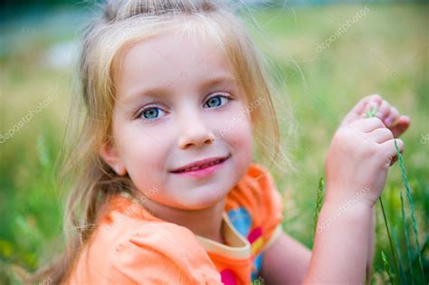 Linda Niña En El Prado Fotografía De Stock © Tan4ikk 5955864 Depositphotos