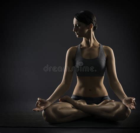 La Mujer De La Yoga Medita Sentarse En Actitud Del Loto Silhoue Imagen