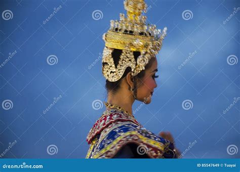 Люди танцуя высший тайский стиль драмы маски или танца Khon тайский ...