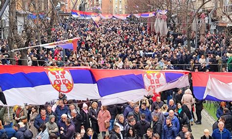 Građani Kosovske Mitrovice počeli da se okupljaju