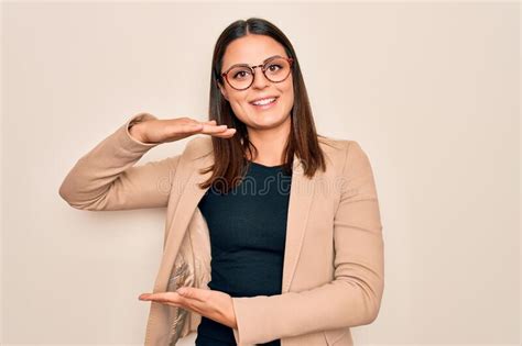 Joven Y Hermosa Empresaria De Brunette Con Chaqueta Y Gafas Sobre Fondo