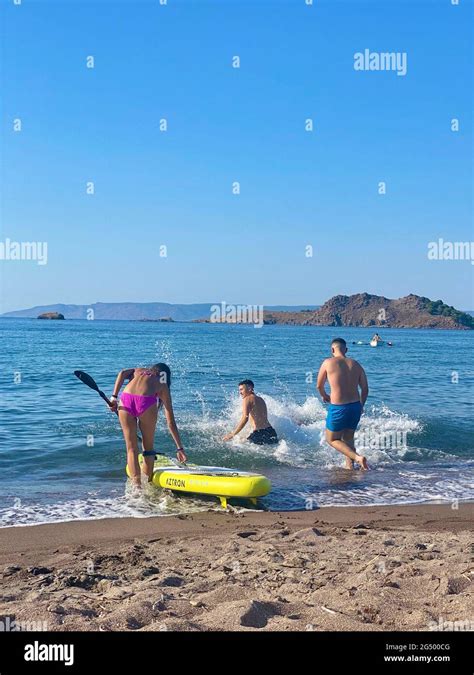 Jeune Fille En Bikini Rose Banque De Photographies Et Dimages Haute R Solution Alamy