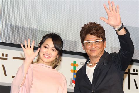 【写真 17枚】「ニコニコ超会議2017」の「超ロボコン」ブースに登場した吉本実憂さん（左）と哀川翔さん Mantanweb（まんたんウェブ）