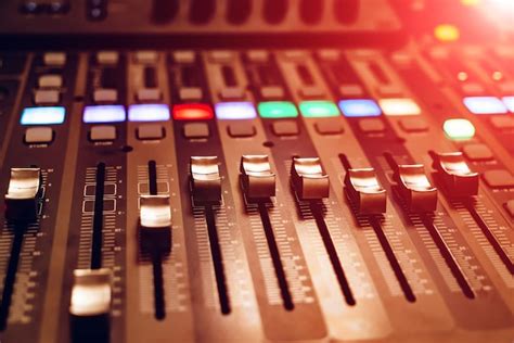 Профессиональный концертный микшерный пульт оснащен высокоточными и ...