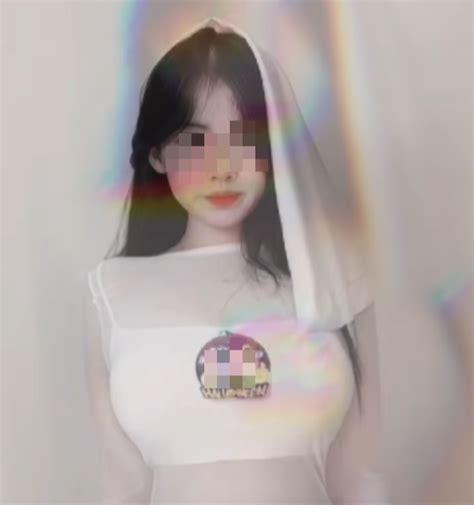 Hot girl MXH bất chấp diện đồ thiếu vải để khoe thân hoạt động cả nền tảng nhạy cảm phục vụ