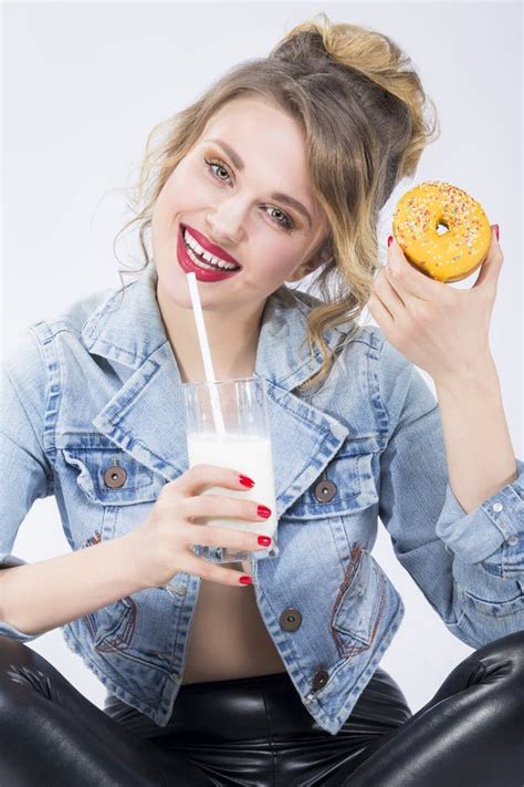 Jeune Fille Blonde Caucasienne Jouant Avec Le Beignet Dans Des Mains Image Stock Image Du