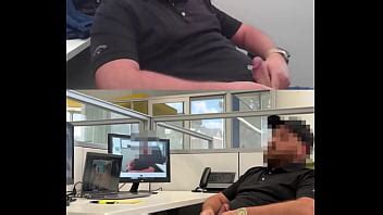 Oso Cachondo Se Pajea En La Oficina XVIDEOS