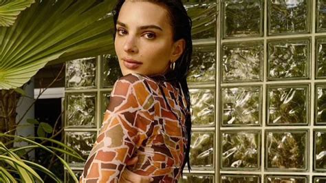 Pete Davidsons Girlfriend Emily Ratajkowski Shows Off Her Cheeks In Bikini After Making Kim