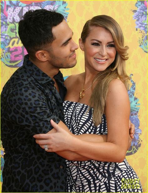 Alexa And Carlos Penavega Attend Kids Choice Awards 2014 As Married