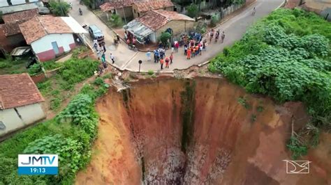 Cratera gigante ameaça engolir cidade no Maranhão VEJA FOTOS