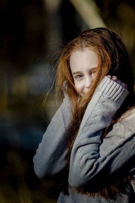 Une Adolescente Blonde Pose Dans Le Parc Pour Un Portrait Image Stock Image Du Lifestyle
