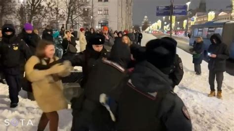 In Russia Fiori Cortei E Proteste Per La Morte Di Navalny