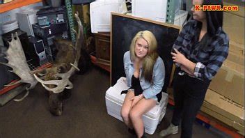 Couple de lesbiennes trio au prêteur sur gages pour gagner de l argent XVIDEOS