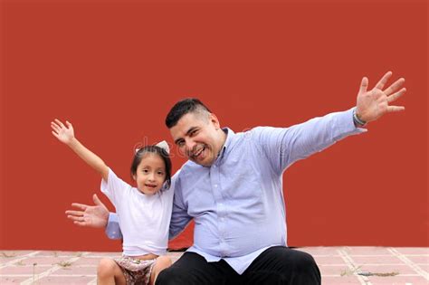 Pai Divorciado Sua Filha Morena Latina Mostra Seu Amor E Celebra O Dia Dos Pais Juntos Foto