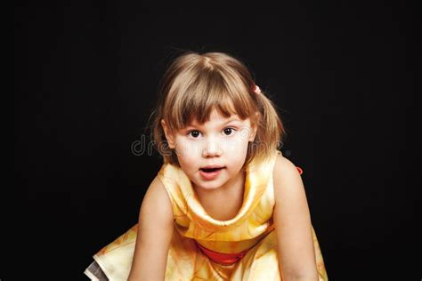 Portrait De Studio De Petite Fille Blonde Caucasienne Image stock Image du européen mignon