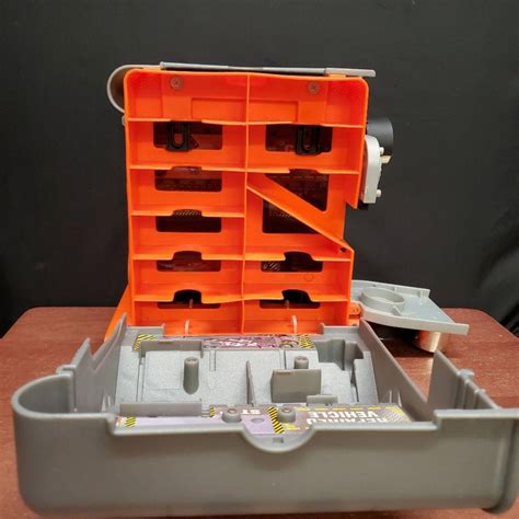 Mattel Hot Wheels STO N GO V Racing Engine Block Car Storage