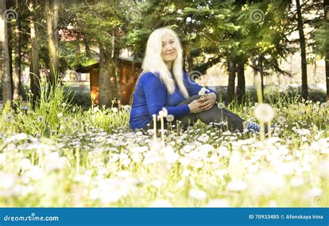 Blonde Frau auf Wiese stockbild Bild von löwenzahn kaukasisch 70933485
