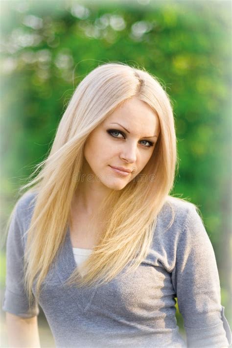 Belle Blonde Avec Une Guitare Image Stock Image Du Assez Jour