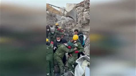 ШОДИИ КӮДАКИ СЕСОЛАИ ТУРК ДАР ДАСТИ НАҶОТБАХШОНИ ТОҶИК! - YouTube