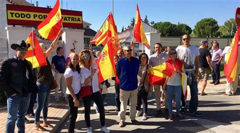 Homenaje espontáneo de un grupo de vecinos a la Guardia Civil