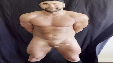 Buff Gym Guy 公鸡摇摆并喜欢它 Pornhub Gay