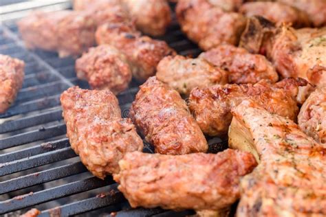 Barbecue Roumain Traditionnel Avec La Viande De Porc Rolls Mici Ou