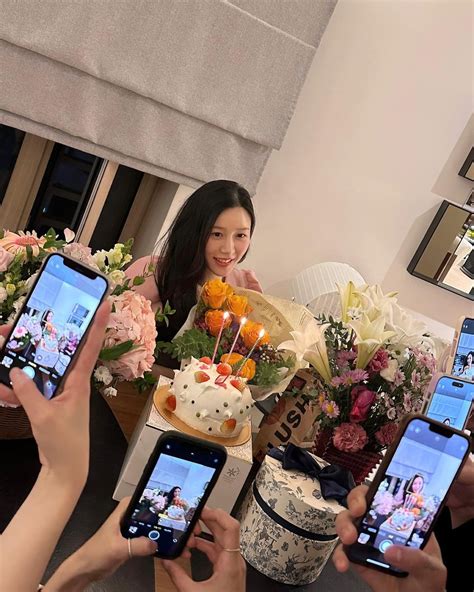 Chosun Online 朝鮮日報 「イ・スンギの妻」イ・ダイン 妊娠中に誕生日たくさんの花に囲まれニッコリ