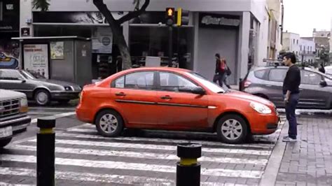 Pedestre Revoltado Bloqueia Passagem De Carro Que Parou Em Cima Da