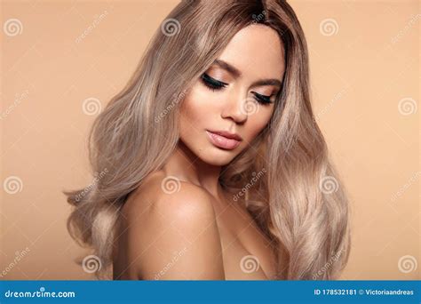 Ombre Blond Wavy Hairstyle Beauty Fashion Blonde Woman Portrait Stock Image Image Of Curly