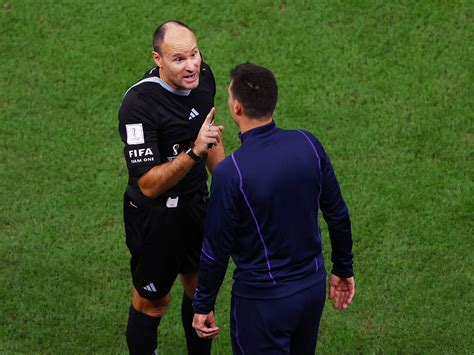 El palito del Kun Agüero al árbitro Mateu Lahoz, en medio del partido