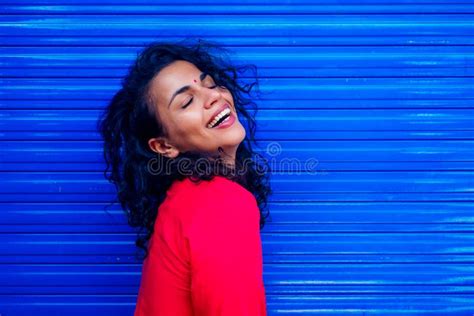 Bella Y Feliz Joven Latina Hispana Joven Con Teak Bindi En La Frente Sonriendo En El Fondo De La