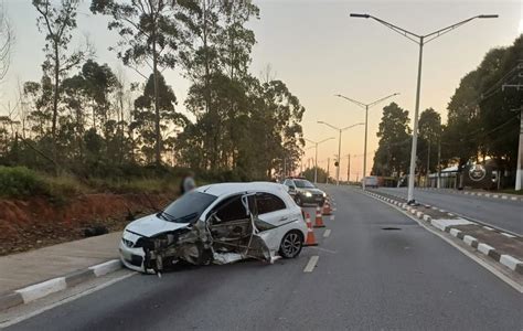 Motorista Dorme No Volante E Bate Carro Em Poste Na Estrada De Caucaia