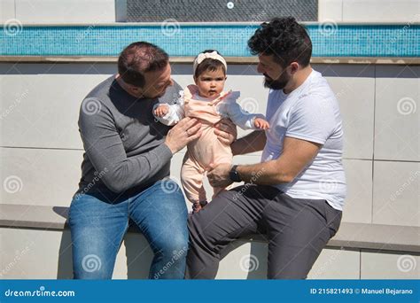 Pareja Casada Gay Jugando A Su Hija Muy Feliz Al Aire Libre Imagen De Archivo Imagen De