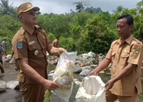 Sampah Menumpuk Di Stadion Gor Sawah Lebar