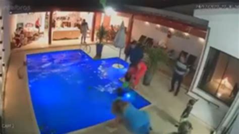 Menino De Anos Pula Na Piscina Para Salvar Irm O Mais Novo De