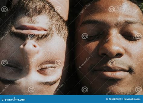 Pares Gay Que Duermen En El Sol Foto De Archivo Imagen De Fechado Momento