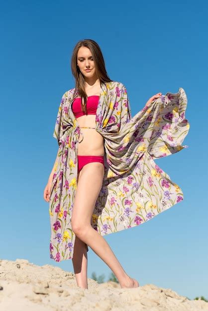 Una Mujer En Bikini Rojo Se Para En Una Playa Usando Un Bikini Rojo Foto Premium