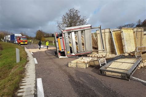 Un Camion Transportant 7 000 Poulets Se Renverse Sur La N151 Dans L Yonne