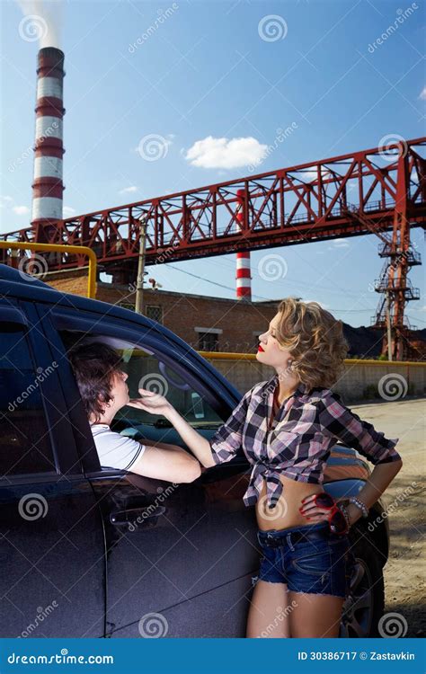 Auto Stoppeuse Blonde De Fille Image Stock Image Du Beau Attrayant
