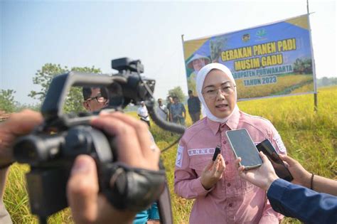 Ambu Anne Ingin Petani Di Purwakarta Punya Kartu Tani