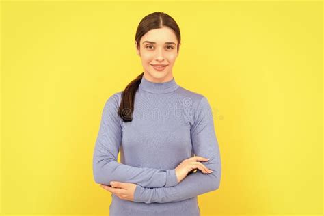 Brunette Alegre Belleza Y Moda Modelo De Moda Femenina Bonita Apariencia De Joven Imagen De